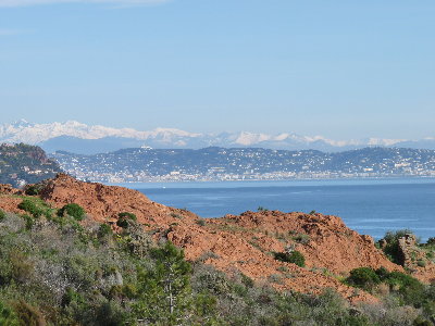 Une belle journée sur une route au bord de mer, une belle vue, que demander de plus ?